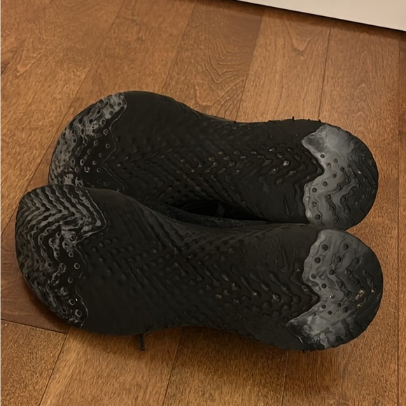 Nike Men's Black Athletic Sneakers - Picture 6 of 7